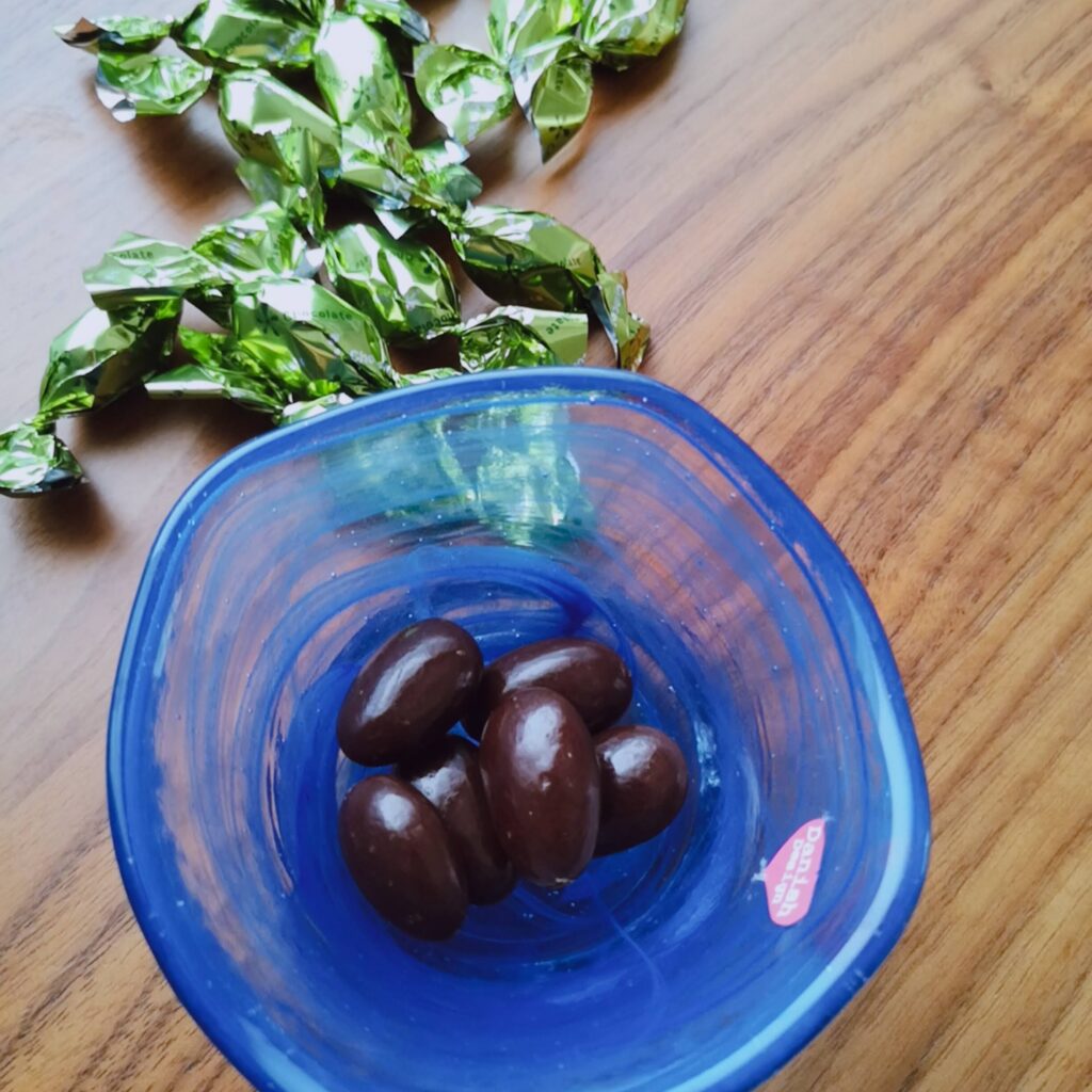 楽園フーズアーモンドチョコレート